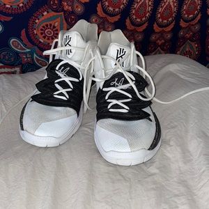kyrie basketball shoes new only worn 5-10 times